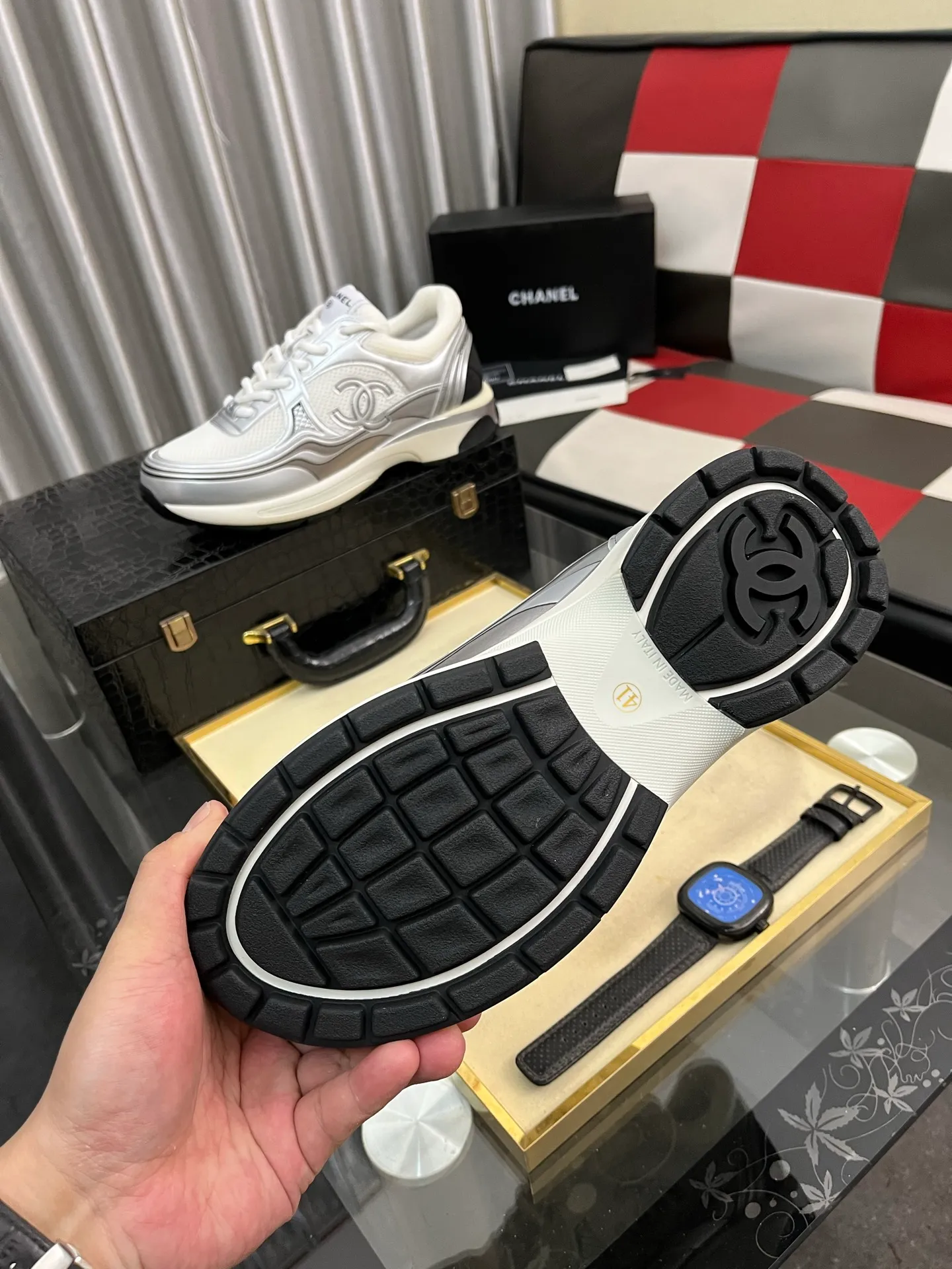 Men's shoes 💰: 620⌚️⌚️Chanel 2025C new diamond sneakers, ultra-light and comfortable casual shoes, black and white cowhide leather, versatile white shoes, you can't go wrong with the style, cow suede➕down cloth contrasting color combination, fresh and full of vitality, logo embossed on the side, very delicate on the foot, original customized material for the upper, original outsole Upper: Cow suede➕Down cloth/black and white full cowhide Lining: Sheepskin Sole: Open-molded TPU outsole Size: 35-44